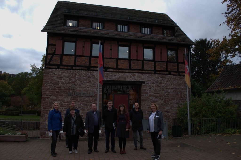 Gruppenfoto vor dem Münchhausen-Museum